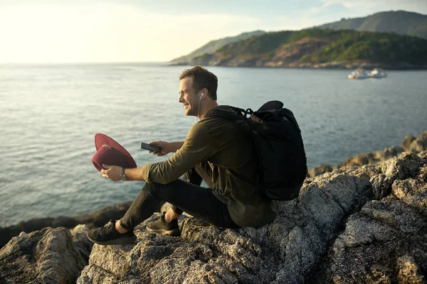 Viajante relaxante ao ar livre — Fotografia de Stock