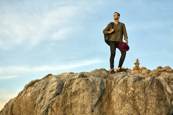 Tourist exploring new location — Stock Photo, Image