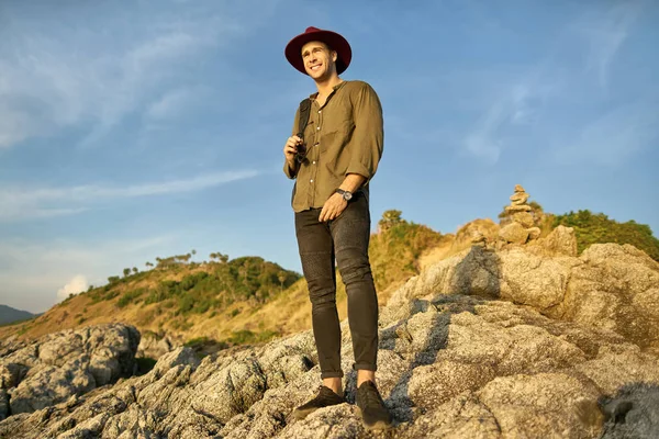 Traveler posing outdoors — Stock Photo, Image