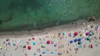 Deniz ve plaj insanlarla Üstten Görünüm