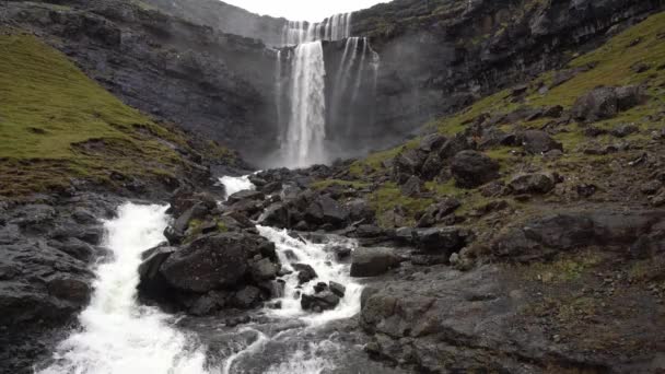 Красивый пейзаж водопада — стоковое видео