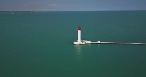 海の堤防の上の灯台 — ストック動画