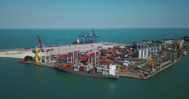Porto de carga marítima com grande armazém — Vídeo de Stock