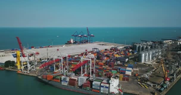 Porto de carga marítima com grande armazém — Vídeo de Stock