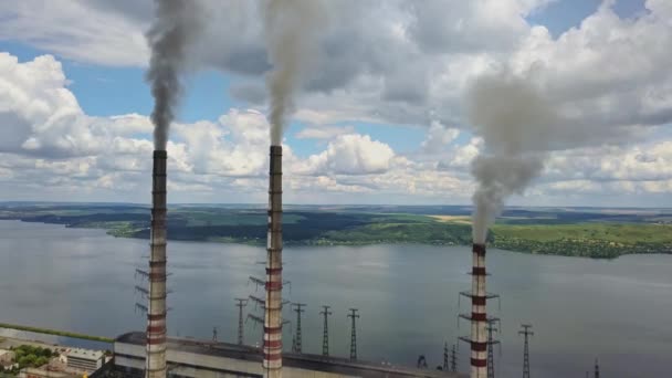 Central eléctrica con chimeneas humeantes — Vídeos de Stock
