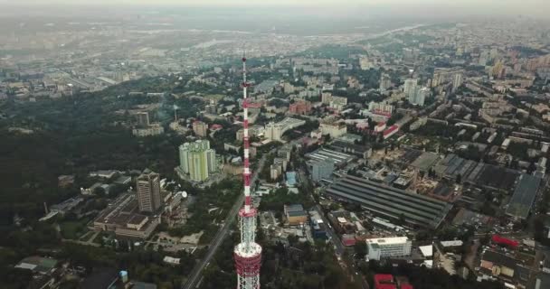 Cityscape com torre de TV — Vídeo de Stock
