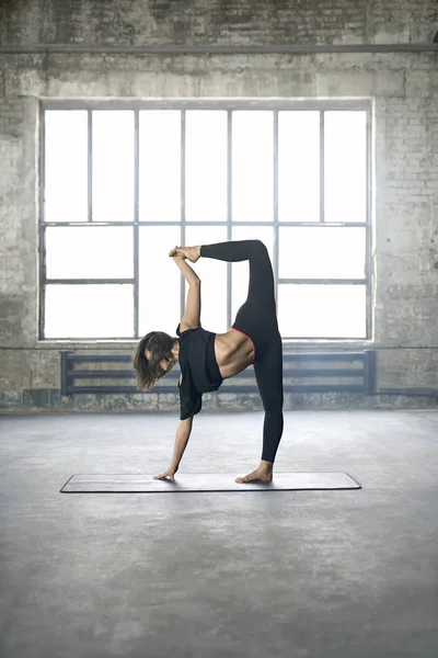 Entrenamiento de yoga de chica deportiva — Foto de Stock