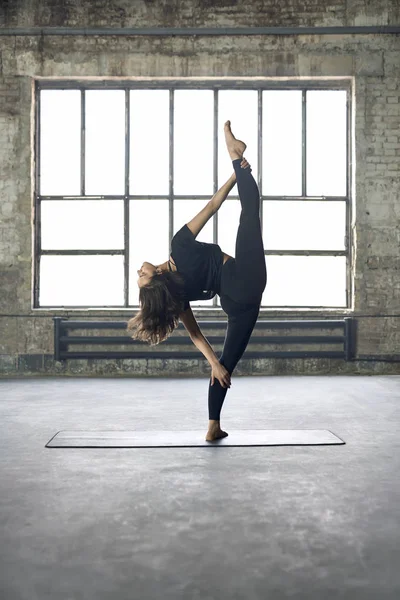 Sportliches Mädchen-Yoga-Training — Stockfoto