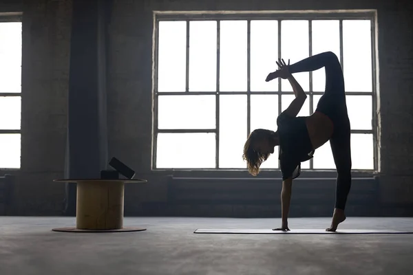 Sportliches Mädchen-Yoga-Training — Stockfoto