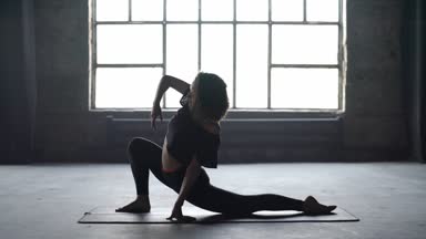 Sportif kız yoga eğitim