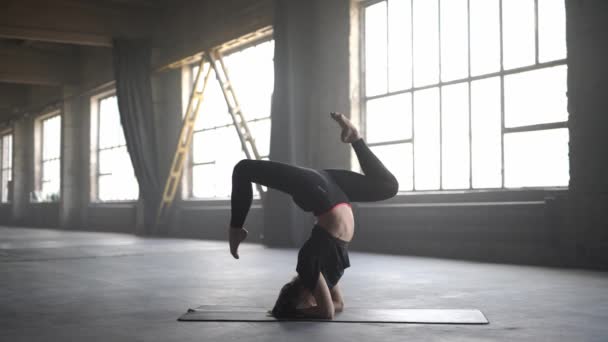 Спортивна дівчина тренування йоги — стокове відео
