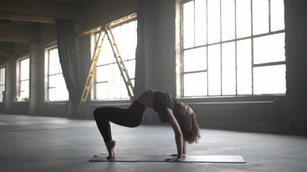 Entrenamiento de yoga de chica deportiva — Vídeo de stock