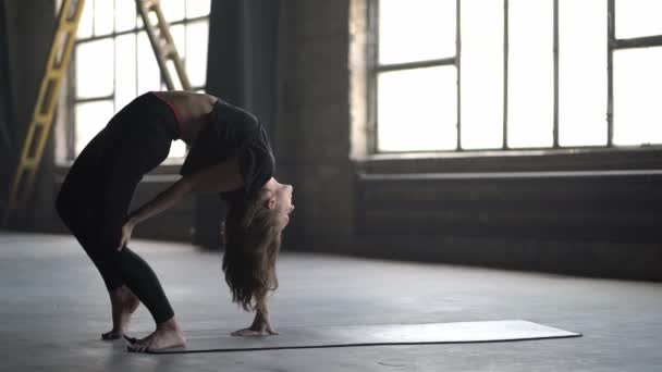 Sportig flicka yoga utbildning — Stockvideo