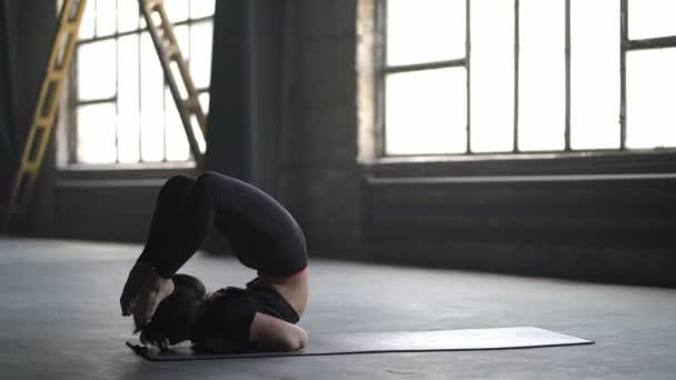 Sportos lány jóga edzés — Stock videók