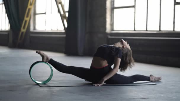 Entrenamiento de yoga de chica deportiva — Vídeos de Stock