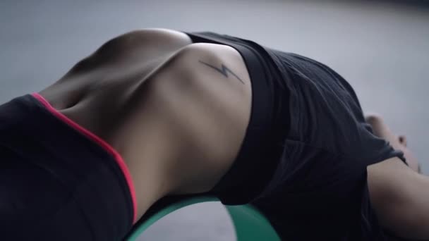 Formazione sportiva di yoga ragazza — Video Stock