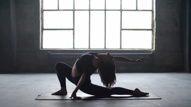 Спортивна дівчина тренування йоги — стокове відео