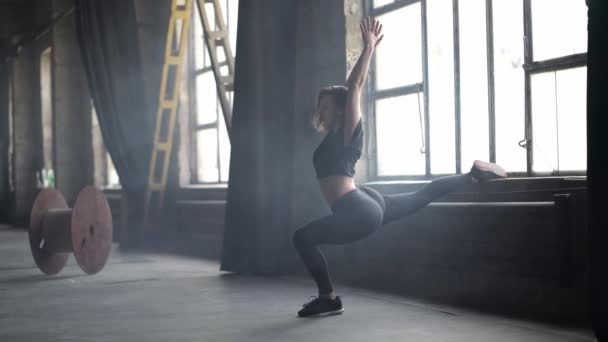 Entrenamiento de yoga de chica deportiva — Vídeo de stock