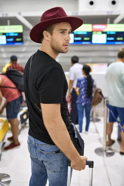 Joven en el aeropuerto — Foto de Stock