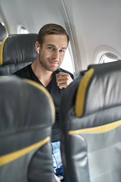 Όμορφος άντρας σε αεροπλάνο — Φωτογραφία Αρχείου