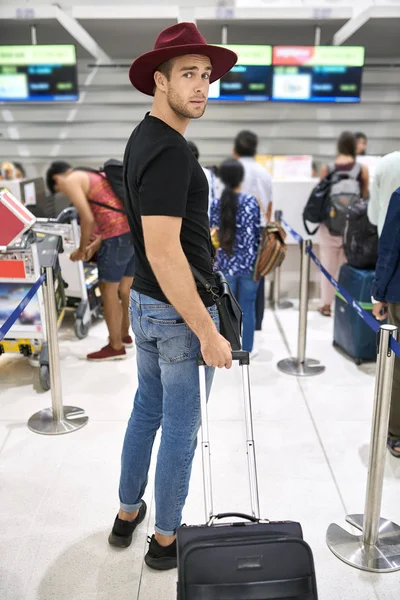 Joven en el aeropuerto — Foto de Stock