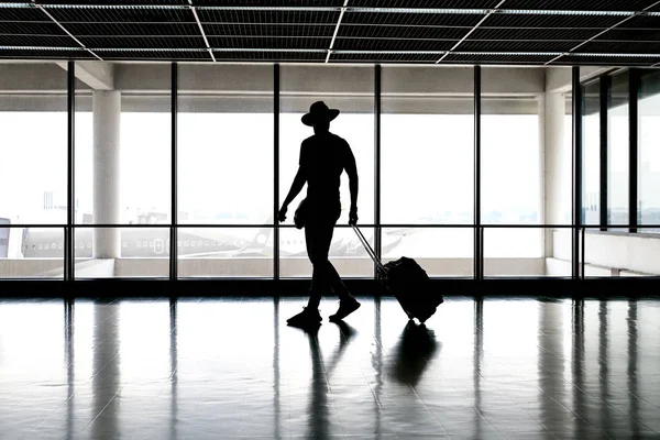 Hombre de sombrero en el aeropuerto — Foto de Stock