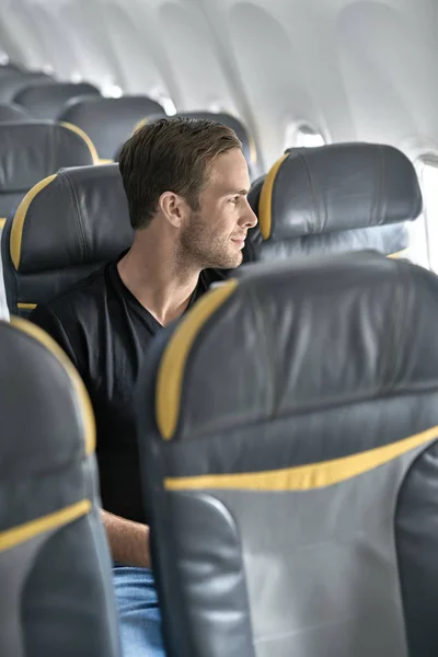 Tipo guapo en el avión — Foto de Stock