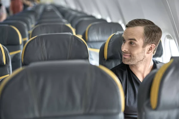 Tipo guapo en el avión — Foto de Stock