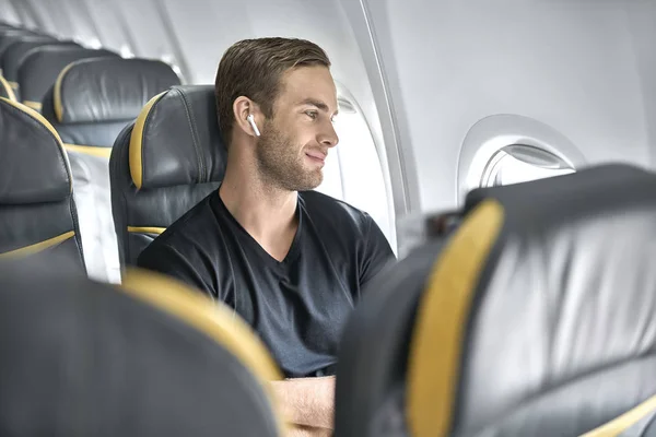 Tipo guapo en el avión — Foto de Stock