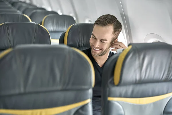 Tipo guapo en el avión — Foto de Stock