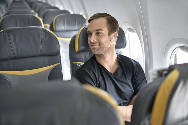Tipo guapo en el avión — Foto de Stock
