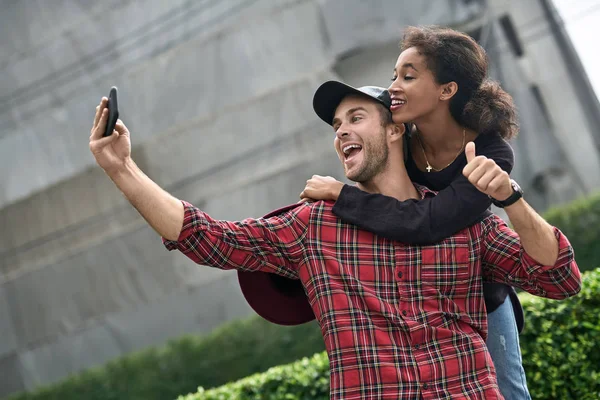 Namoro de casal interracial — Fotografia de Stock