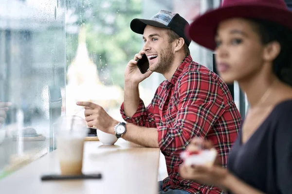 Datování pár interracial — Stock fotografie