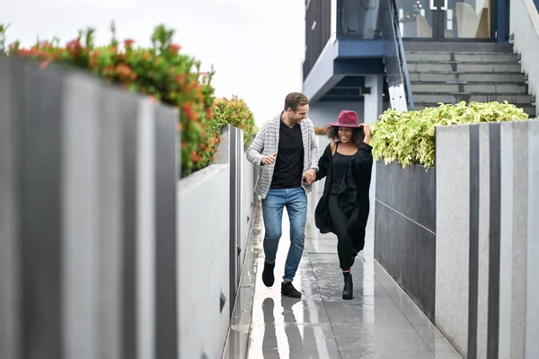Encantador casal interracial no terraço — Fotografia de Stock