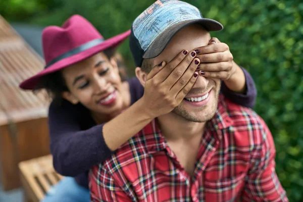 Datierung eines interrassischen Paares — Stockfoto