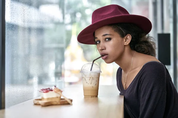Красива дівчина в кафе — стокове фото