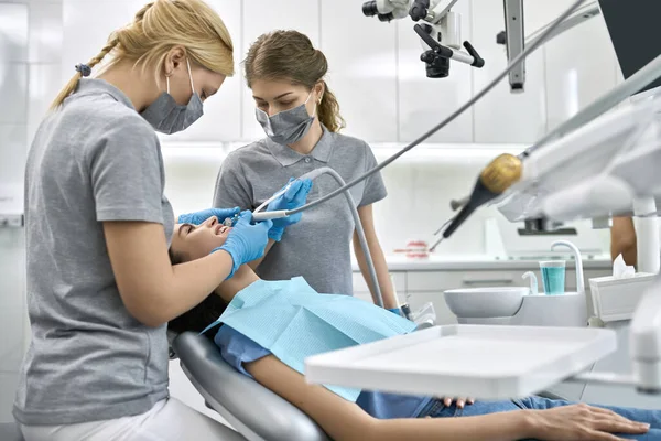 Pretty womans tratamiento de dientes en la clínica dental —  Fotos de Stock