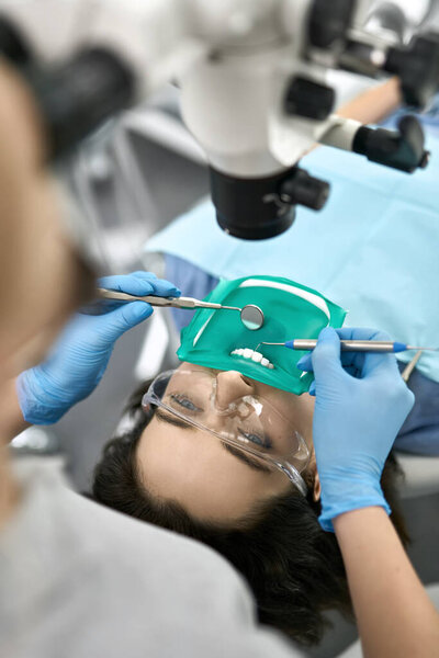 Лечение женских зубов в стоматологической клинике
