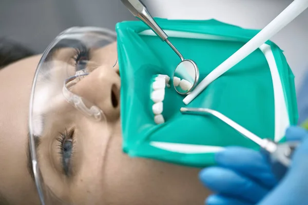 Pretty kvinnans tänder behandling i Dental Clinic — Stockfoto