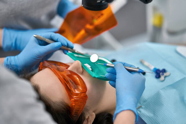 Лечение женских зубов в стоматологической клинике
