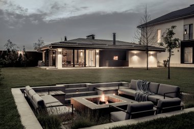Evi ve spa binası olan modern bir ev.