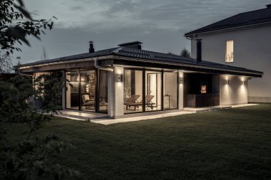 Evi ve spa binası olan modern bir ev.