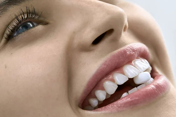 Closeup view at womans mouth with perfect teeth — Stock Photo, Image