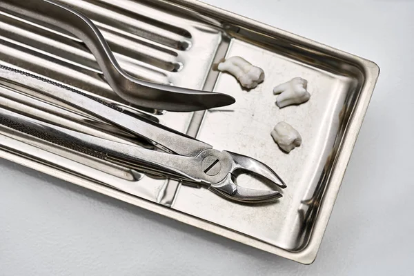 Instrumentos dentários deitados em bandeja médica cromada — Fotografia de Stock