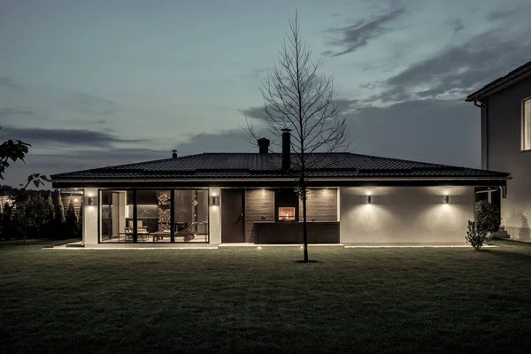 Moderna tenuta con casa e edificio termale — Foto Stock