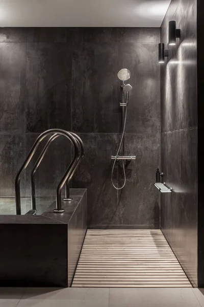 Interior moderno moderno moderno spa com paredes de azulejos — Fotografia de Stock