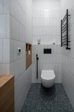 Beyaz kiremitli modern banyo.