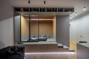 Camdan kapıları olan modern bir iç mekan.