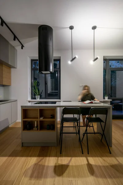 Stijlvolle eigentijdse keuken met lichte muren en parket — Stockfoto