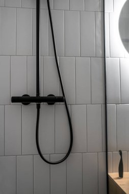 Beyaz kiremitli modern banyo.